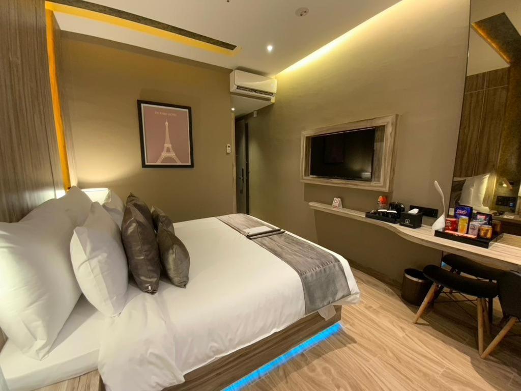 De Paris Hotel Μεντάν Εξωτερικό φωτογραφία